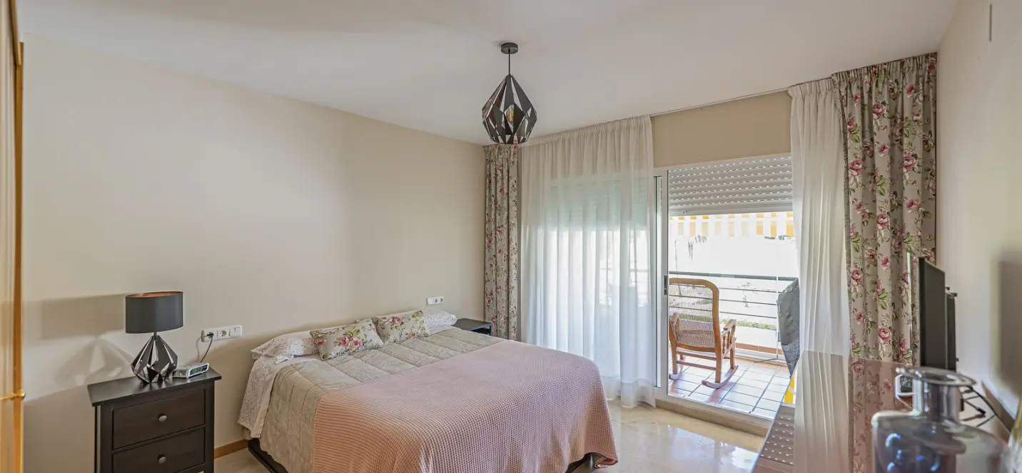 Venta de apartamento en planta media en Guadalmina Alta 4