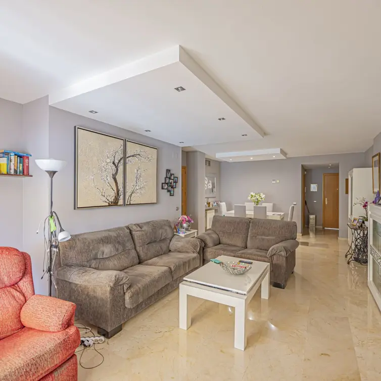 Venta de apartamento en planta media en Guadalmina Alta