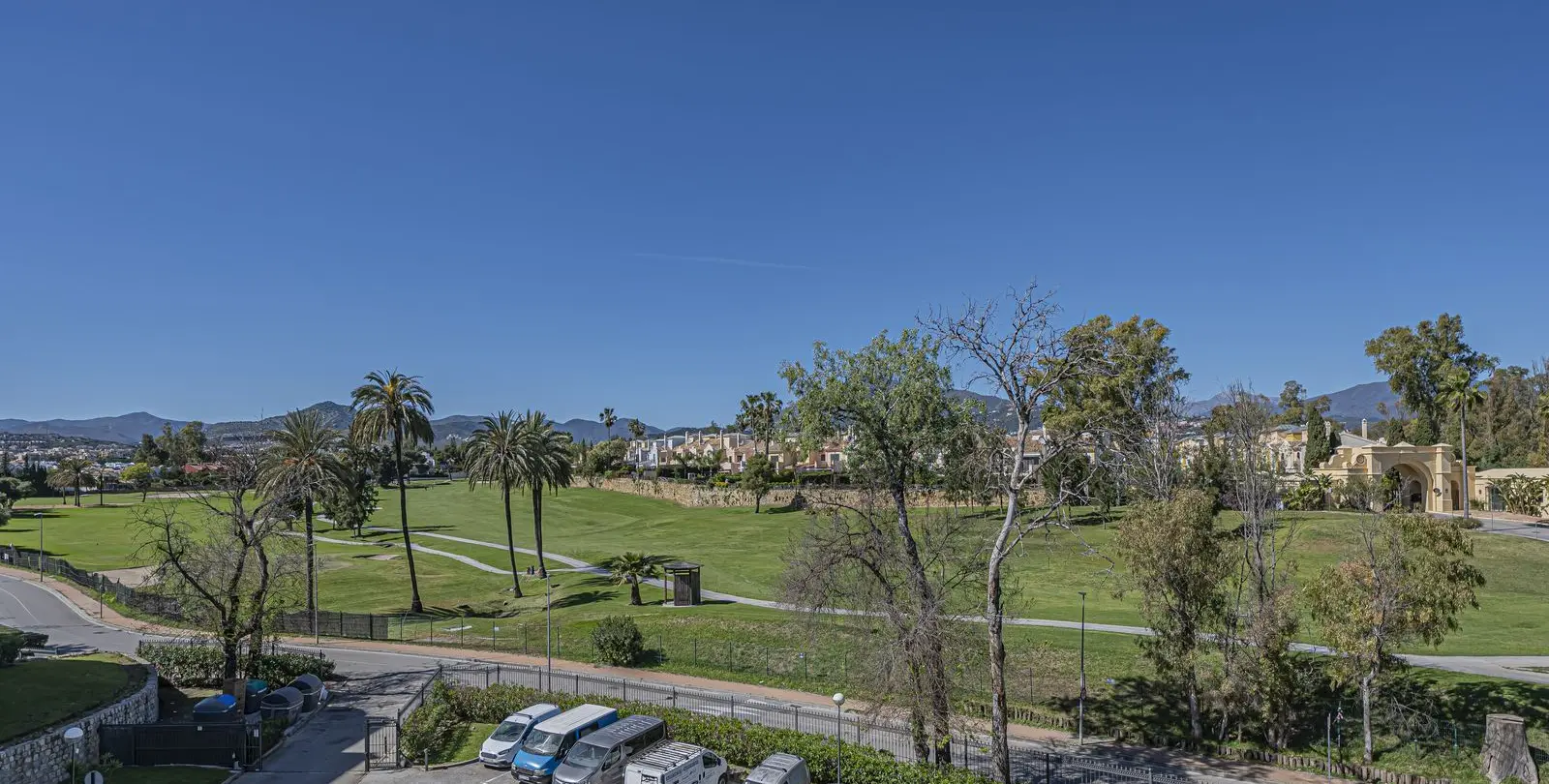Sale of middle floor apartment in Guadalmina Alta 13