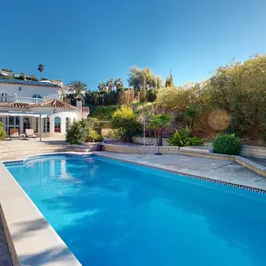 Продажа  отдельно стоящей виллы в Algarrobo