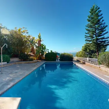 Продажа  отдельно стоящей виллы в Algarrobo