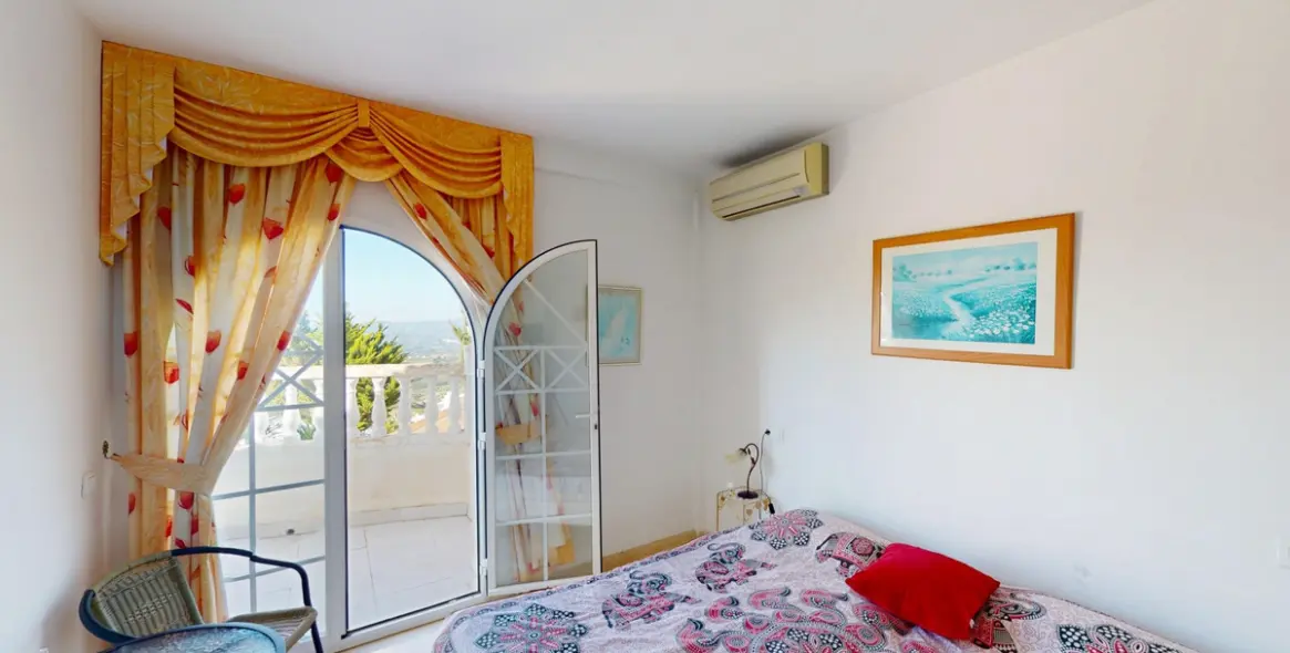 Продажа  отдельно стоящей виллы в Algarrobo 25