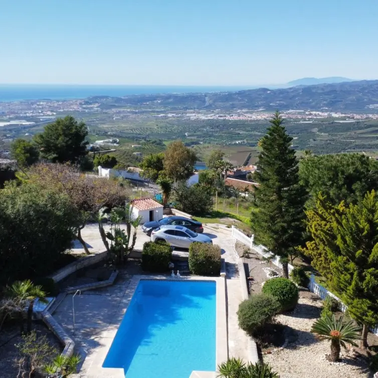Продажа  отдельно стоящей виллы в Algarrobo