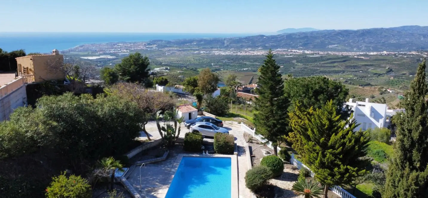 Продажа  отдельно стоящей виллы в Algarrobo 0