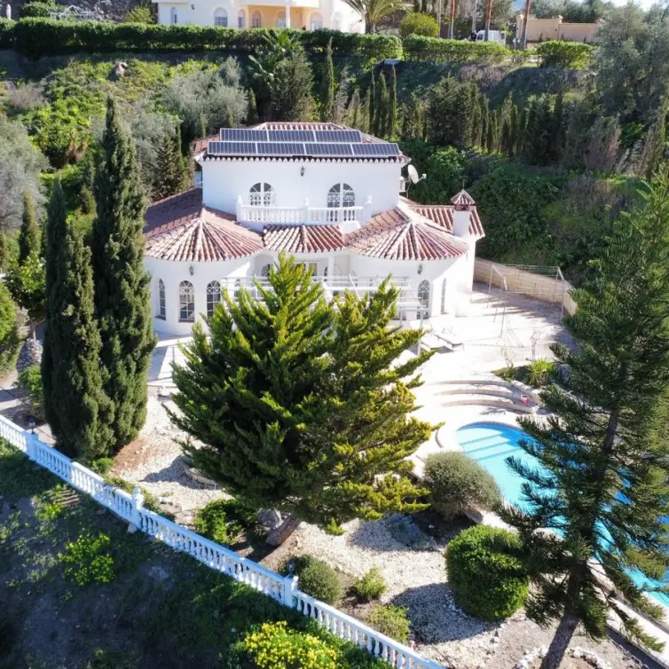 Продажа  отдельно стоящей виллы в Algarrobo