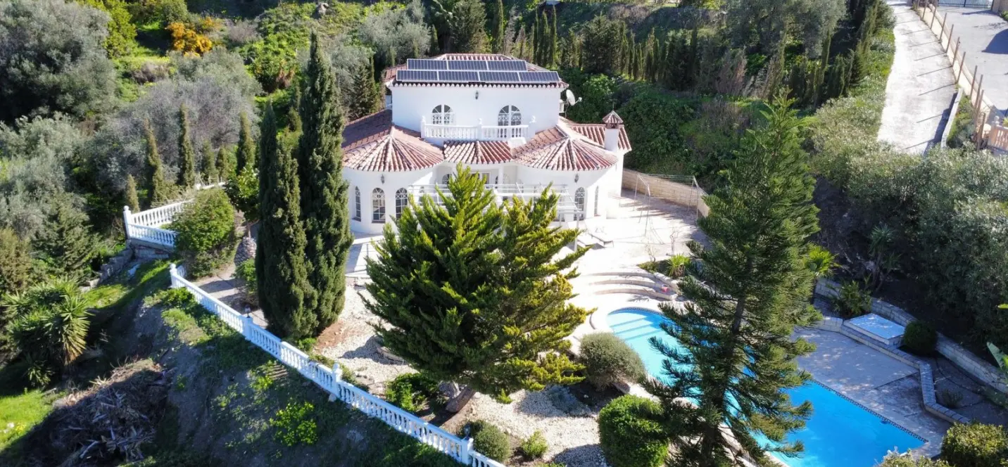 Продажа  отдельно стоящей виллы в Algarrobo 1