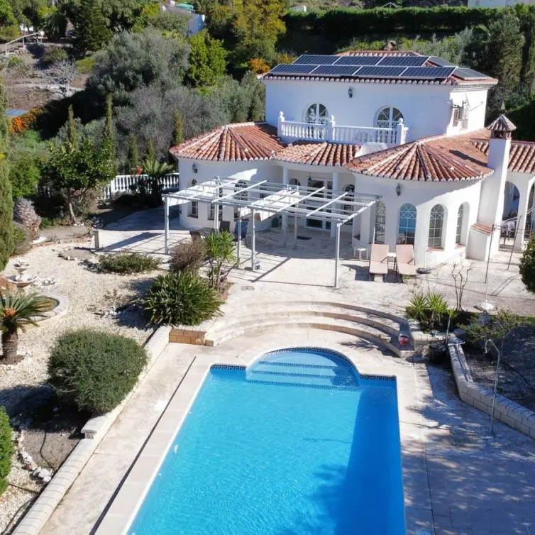 Продажа  отдельно стоящей виллы в Algarrobo