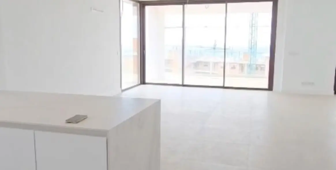 Sale of middle floor apartment in Fuengirola 1