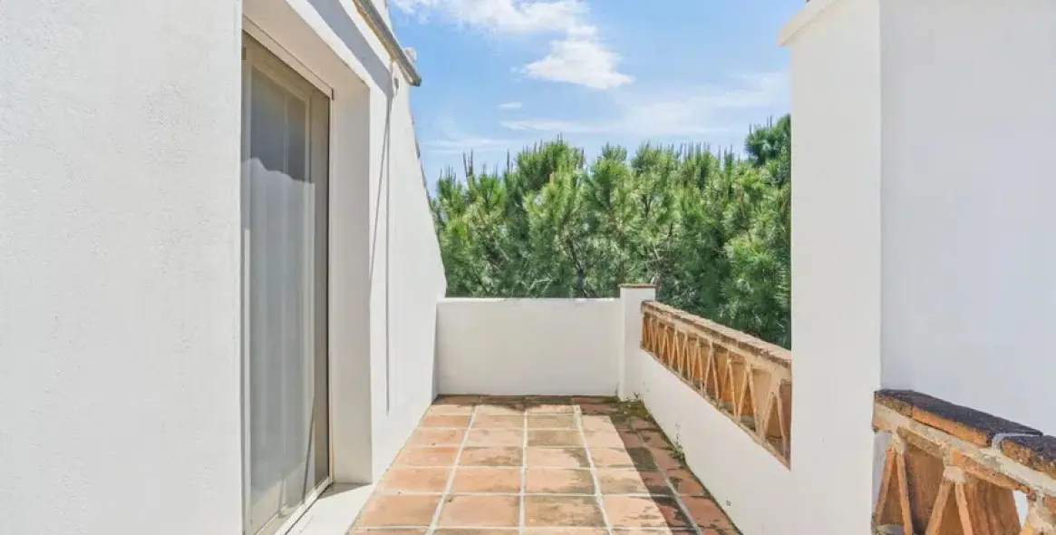 Sale of penthouse duplex in Nueva Andalucía 13