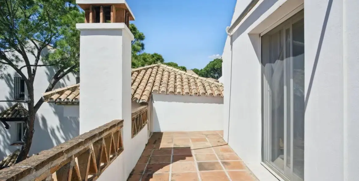 Sale of penthouse duplex in Nueva Andalucía 14