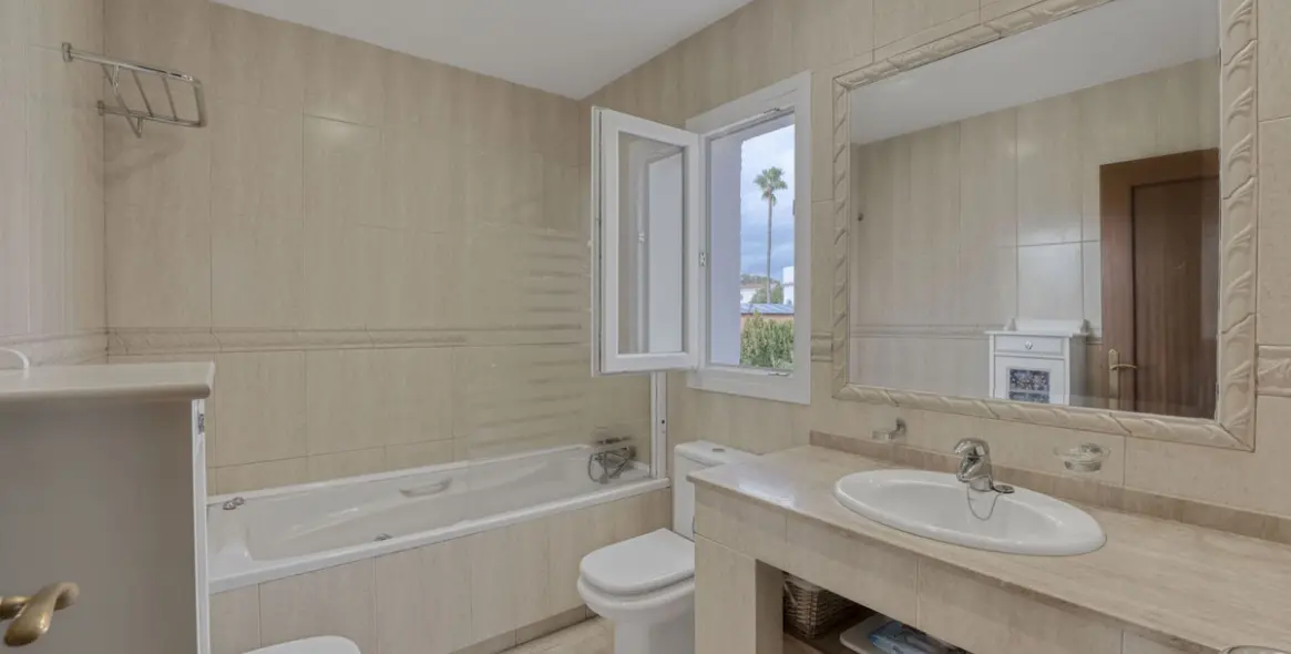 Sale of detached villa in Málaga 50