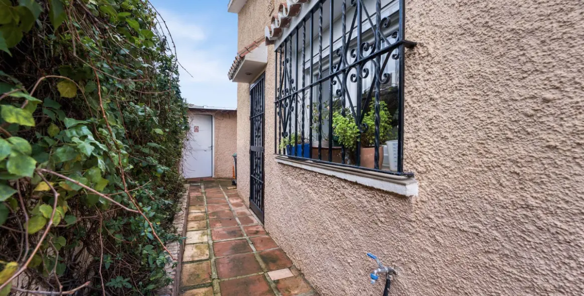 Sale of detached villa in Málaga 73