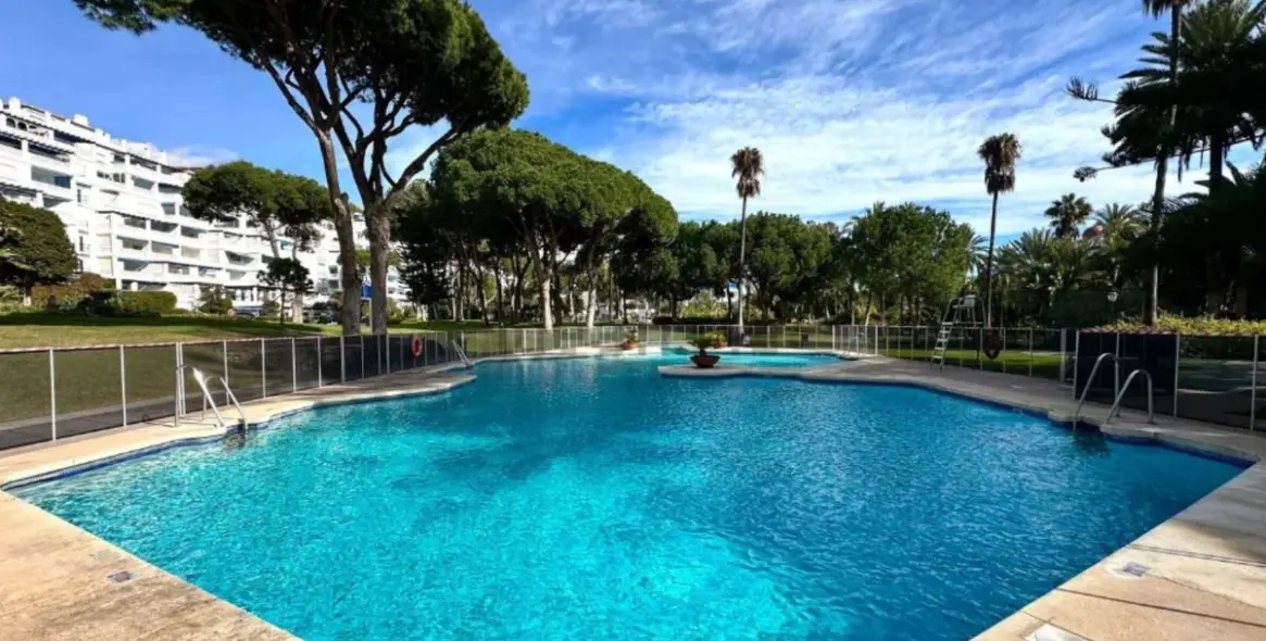 Sale of middle floor apartment in Marbella 2