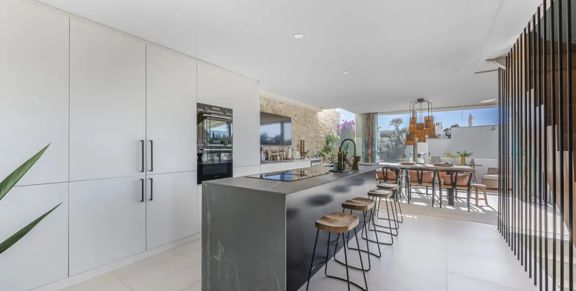 Sale of townhouse in The Golden Mile 8