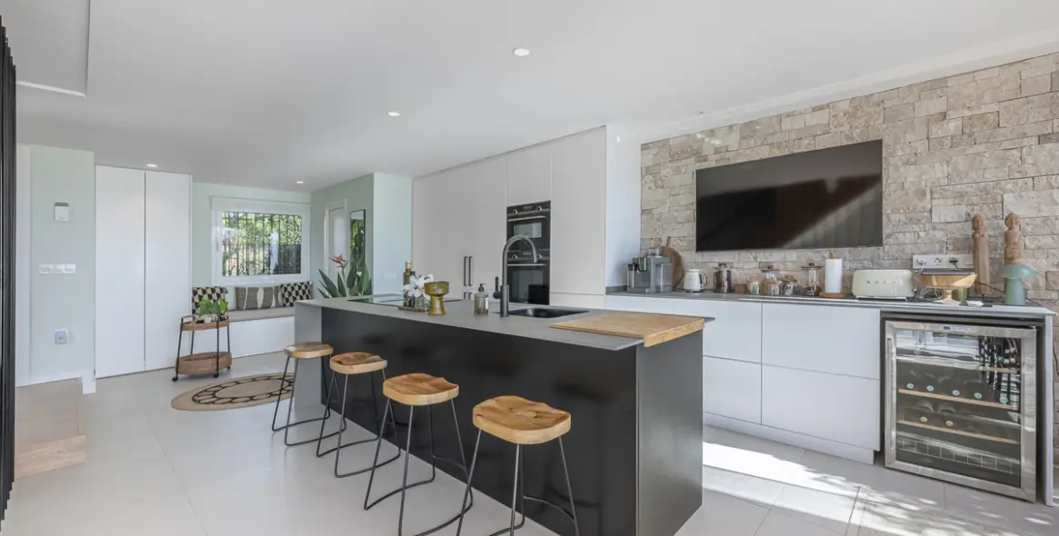 Sale of townhouse in The Golden Mile 11