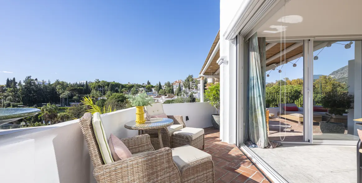 Sale of townhouse in The Golden Mile 12