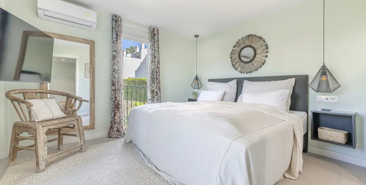 Sale of townhouse in The Golden Mile 14