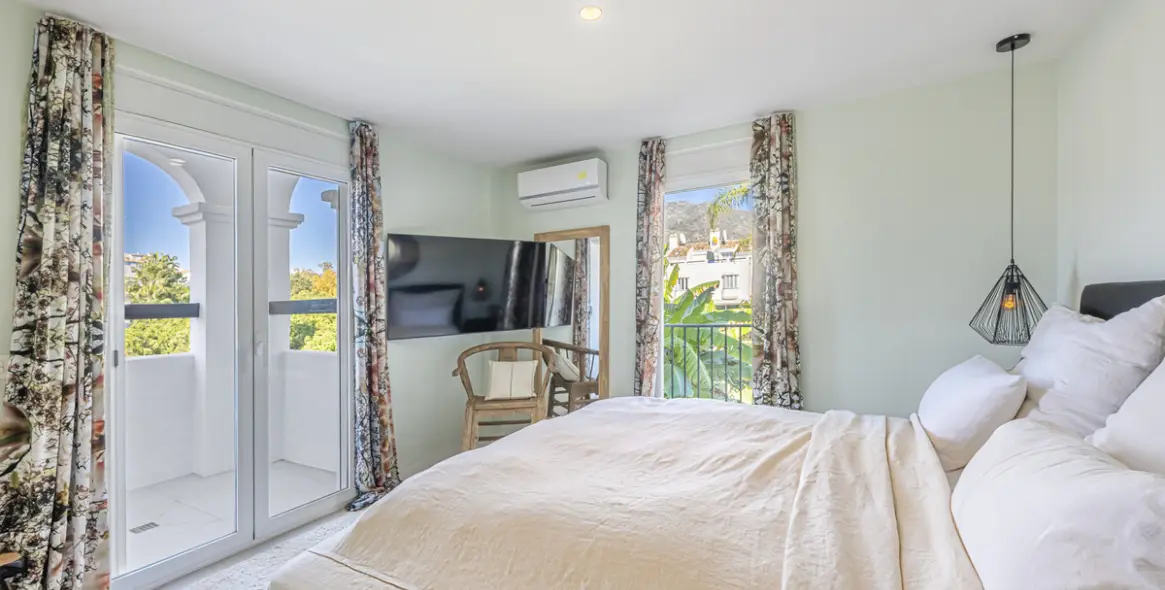 Sale of townhouse in The Golden Mile 16