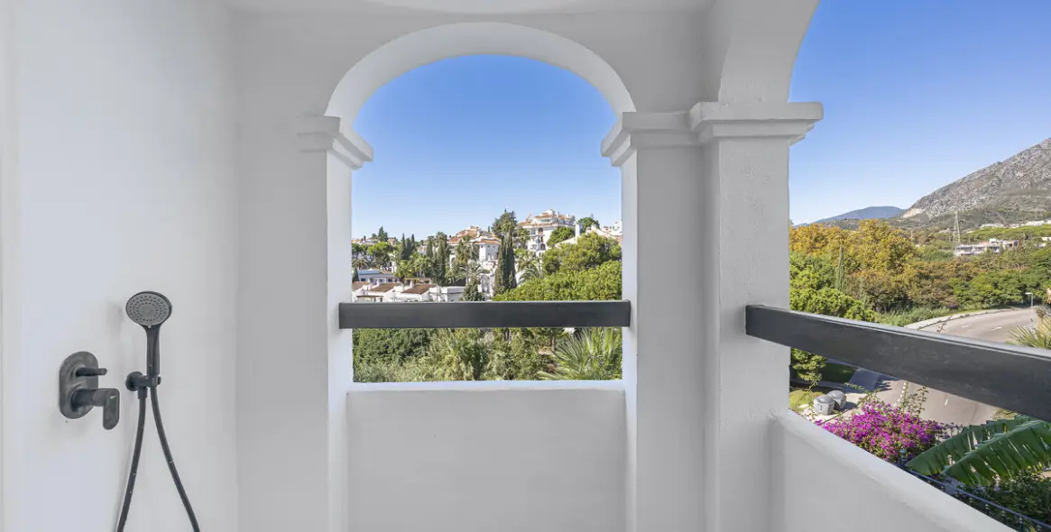 Sale of townhouse in The Golden Mile 17