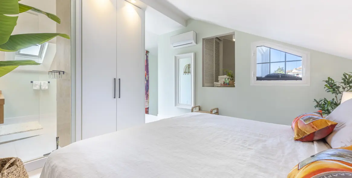 Sale of townhouse in The Golden Mile 24