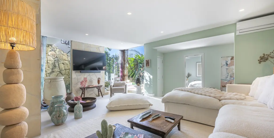 Sale of townhouse in The Golden Mile 32