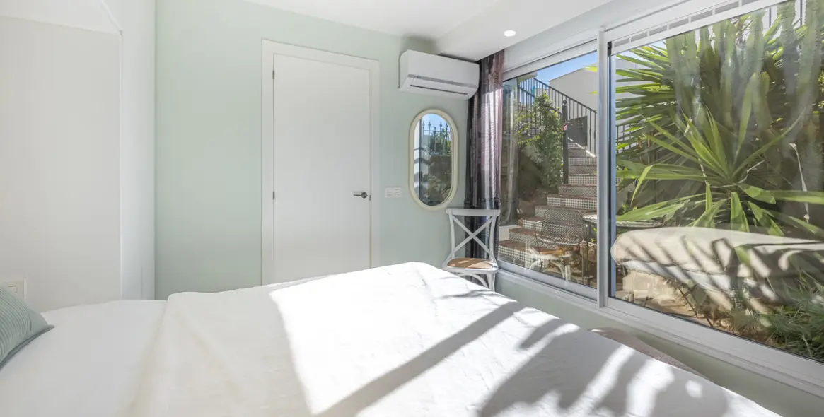 Sale of townhouse in The Golden Mile 38