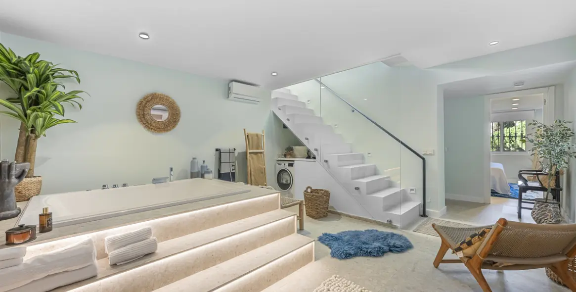 Sale of townhouse in The Golden Mile 40