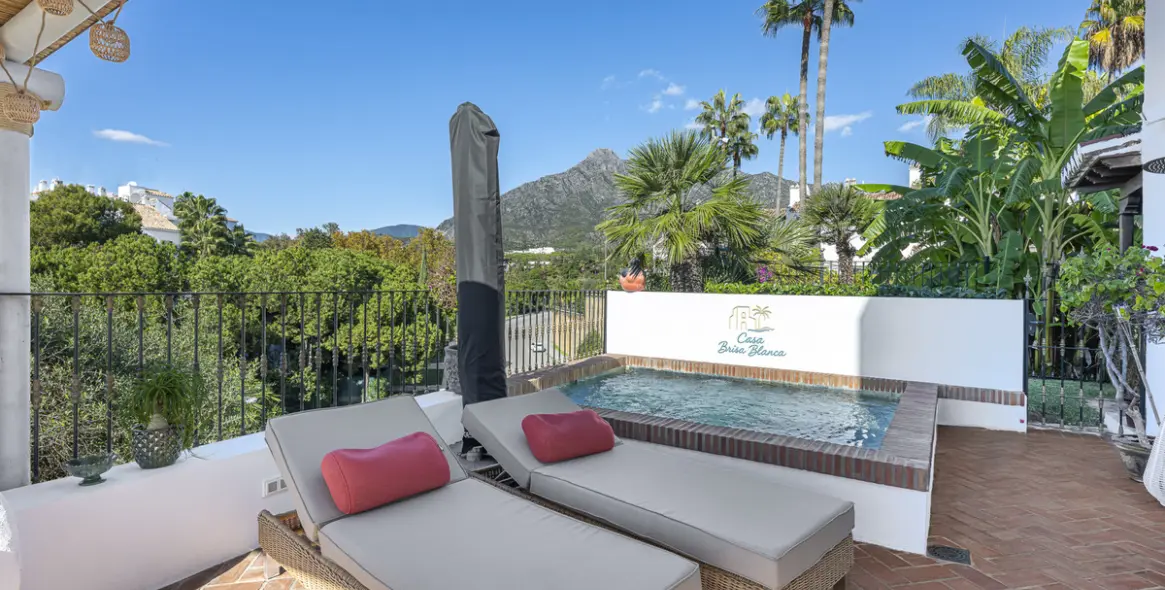 Sale of townhouse in The Golden Mile 51