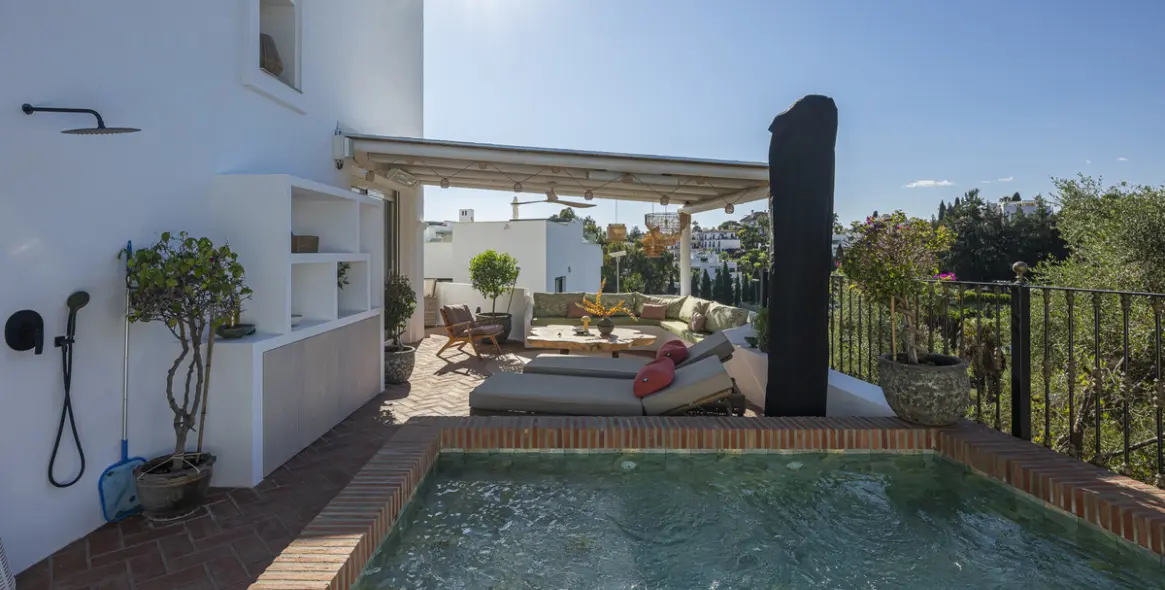 Sale of townhouse in The Golden Mile 56