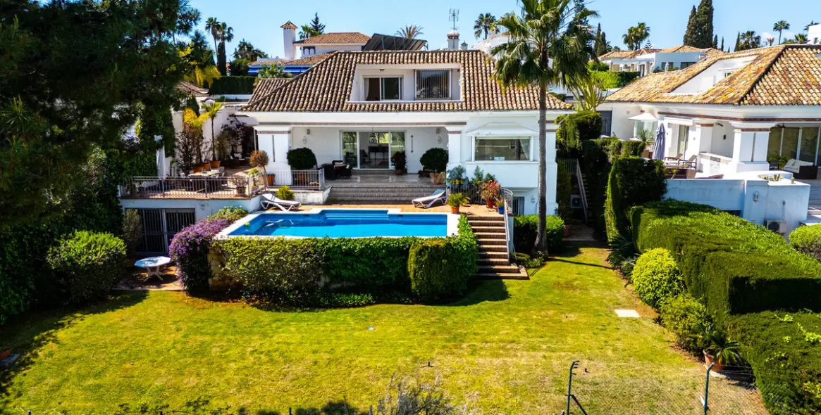 Venta de villa independiente en Aloha 10