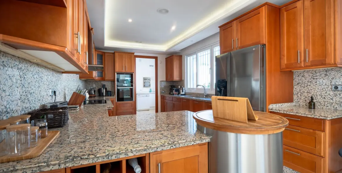 Venta de villa independiente en Aloha 26