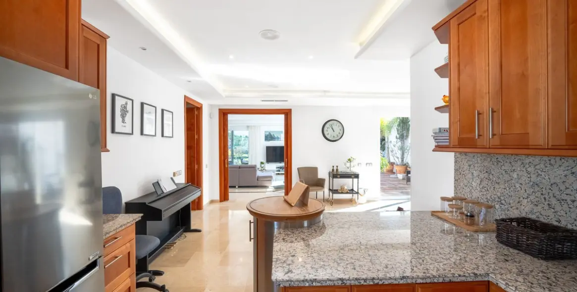 Venta de villa independiente en Aloha 27