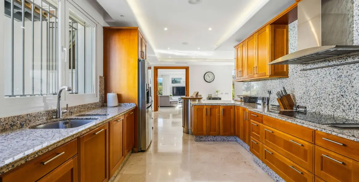 Venta de villa independiente en Aloha 28