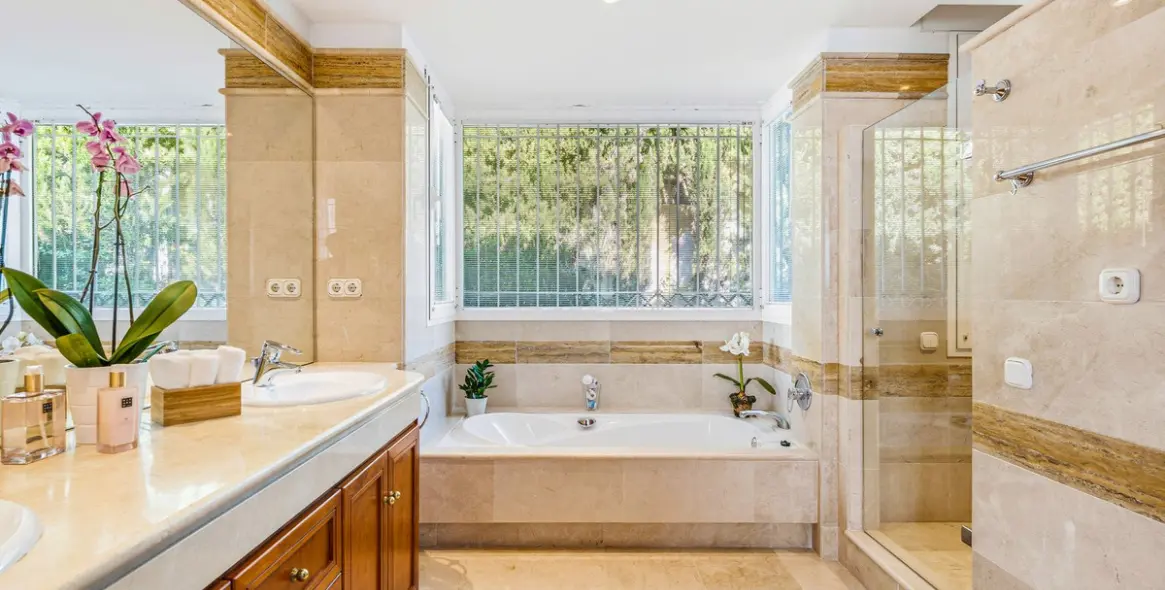 Venta de villa independiente en Aloha 35