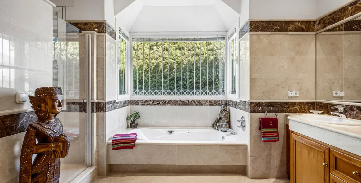 Venta de villa independiente en Aloha 38