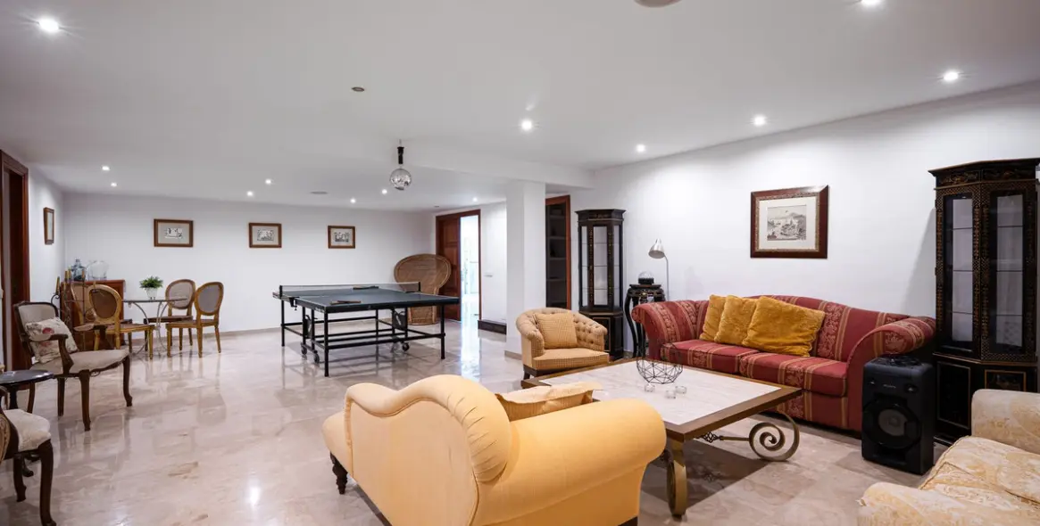 Venta de villa independiente en Aloha 44