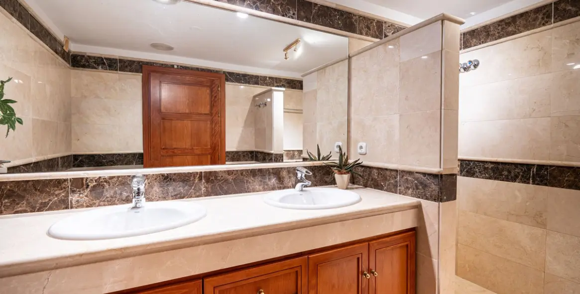 Venta de villa independiente en Aloha 59