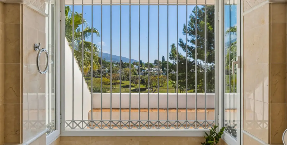 Venta de villa independiente en Aloha 66