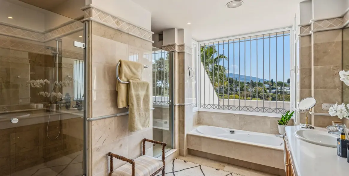 Venta de villa independiente en Aloha 68