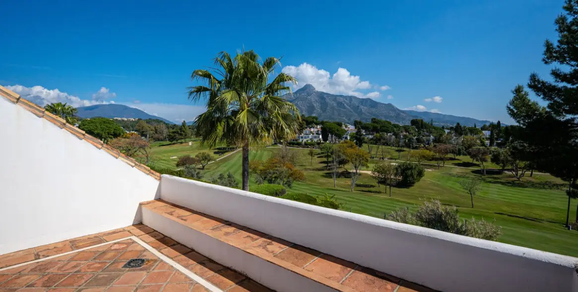 Venta de villa independiente en Aloha 72