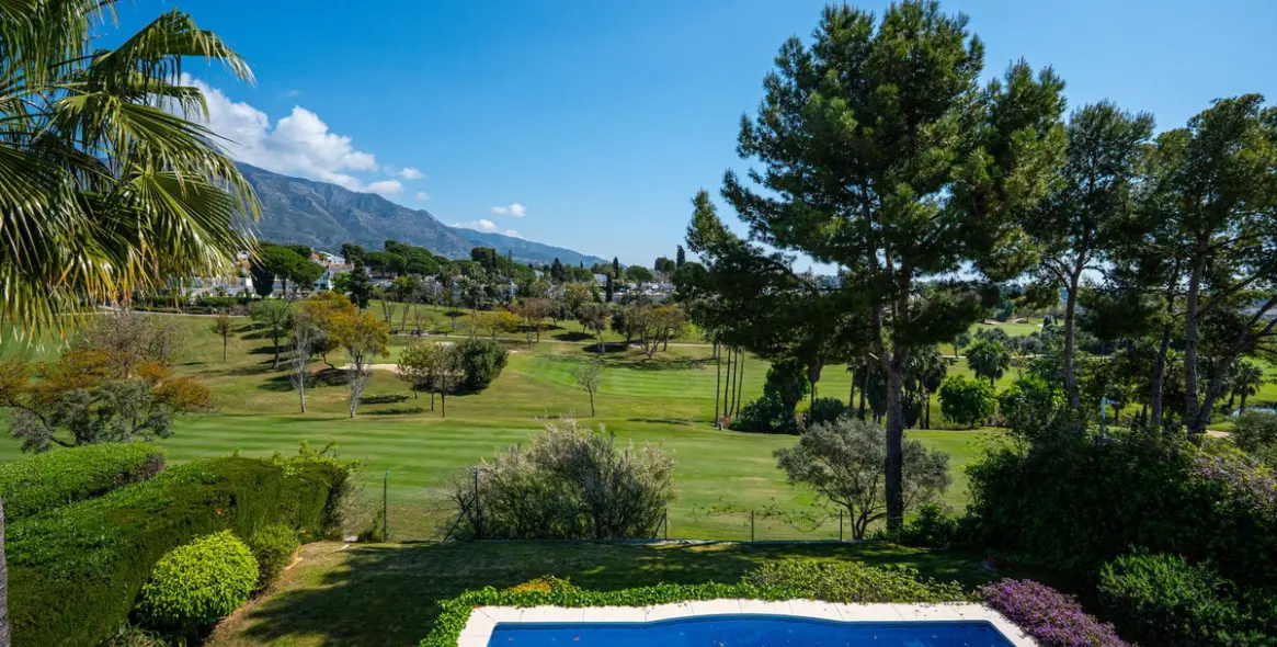 Venta de villa independiente en Aloha 75