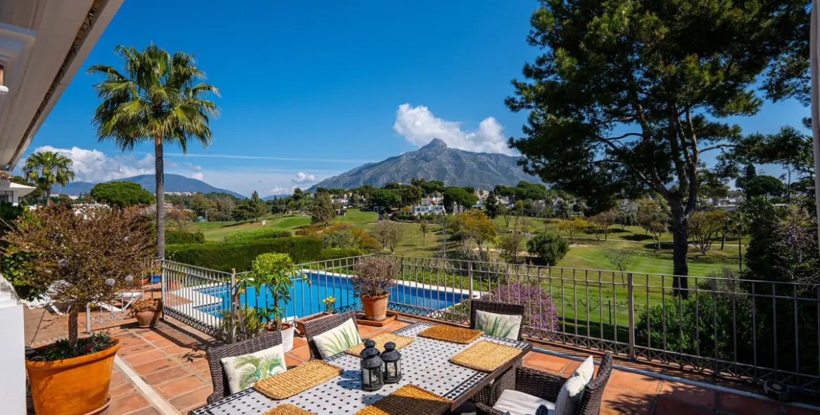 Venta de villa independiente en Aloha 81