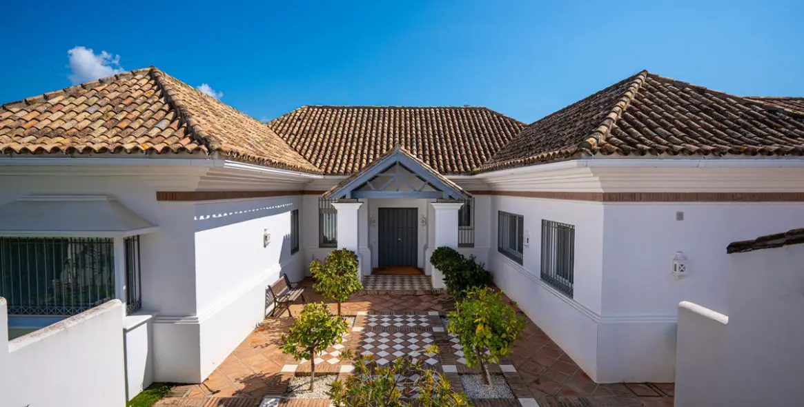 Venta de villa independiente en Aloha 93