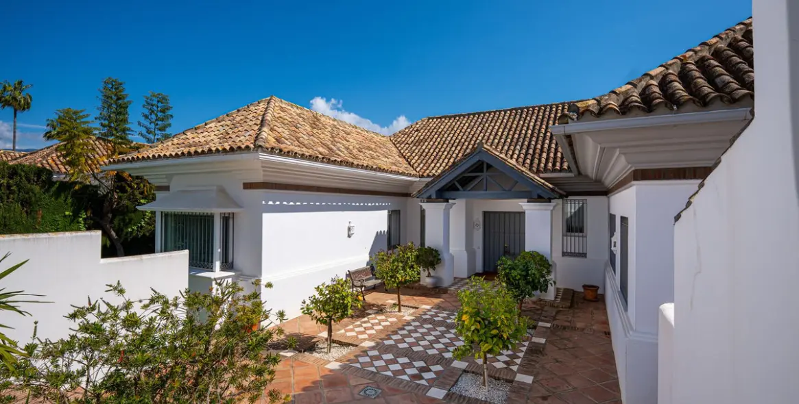 Venta de villa independiente en Aloha 95