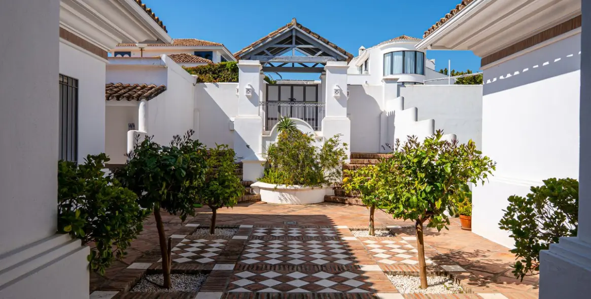 Venta de villa independiente en Aloha 97