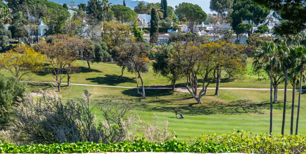 Venta de villa independiente en Aloha 105