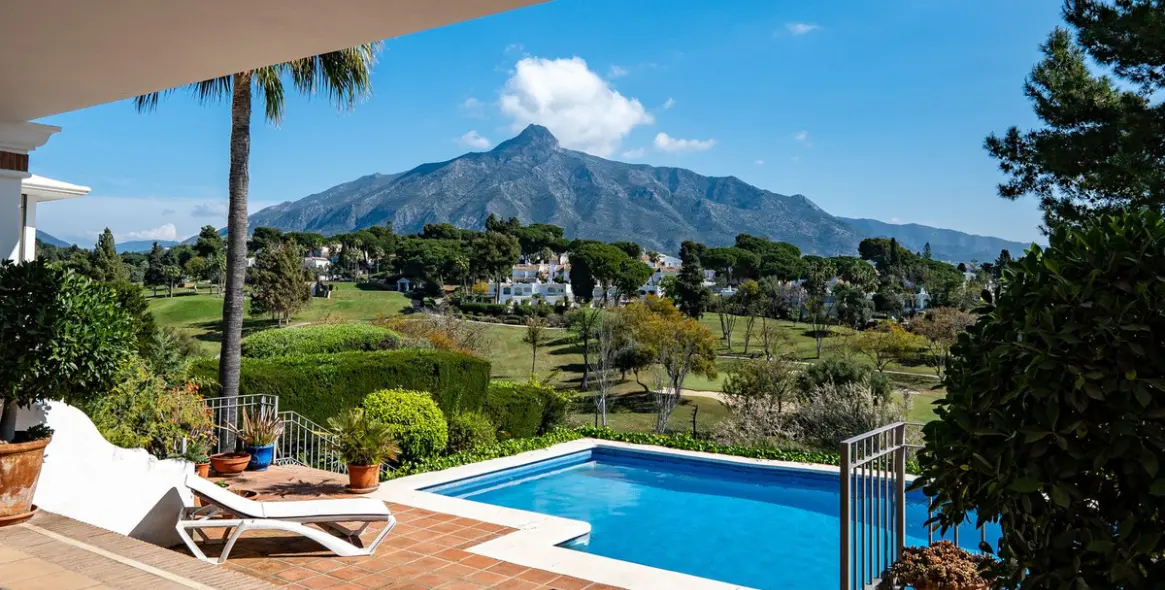 Venta de villa independiente en Aloha 109