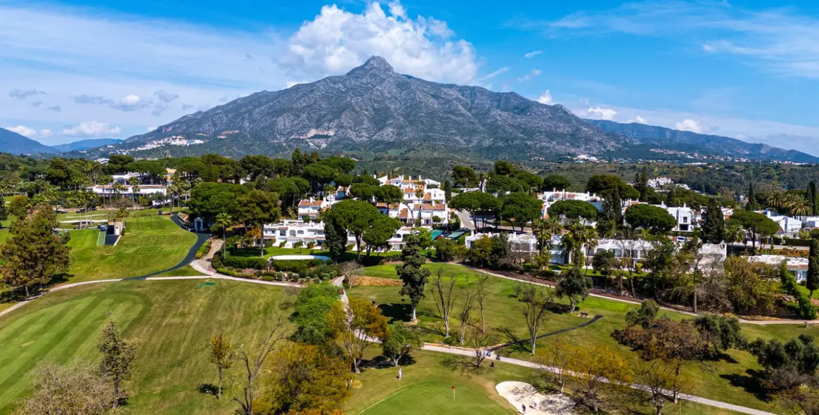 Venta de villa independiente en Aloha 112