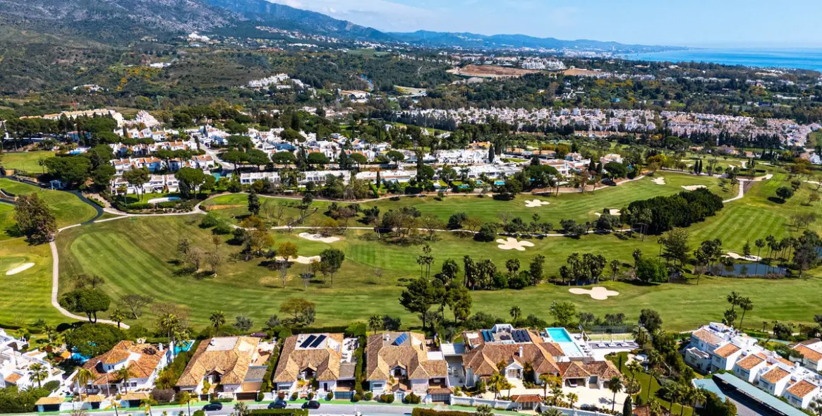 Venta de villa independiente en Aloha 116