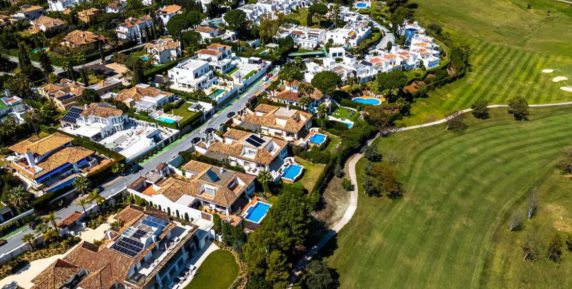 Venta de villa independiente en Aloha 120